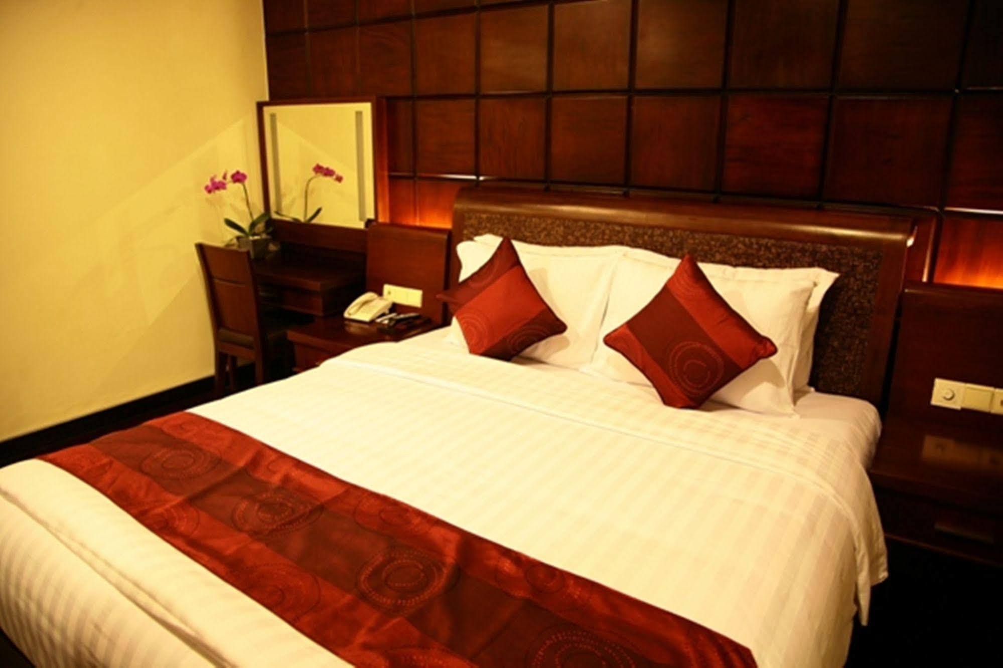 Capital O 2114 Grand Jimbaran Boutique Hotel Exterior photo